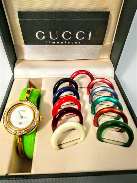 Reloj de pulsera Gucci 11.12 bisel intercambiable para mujer.